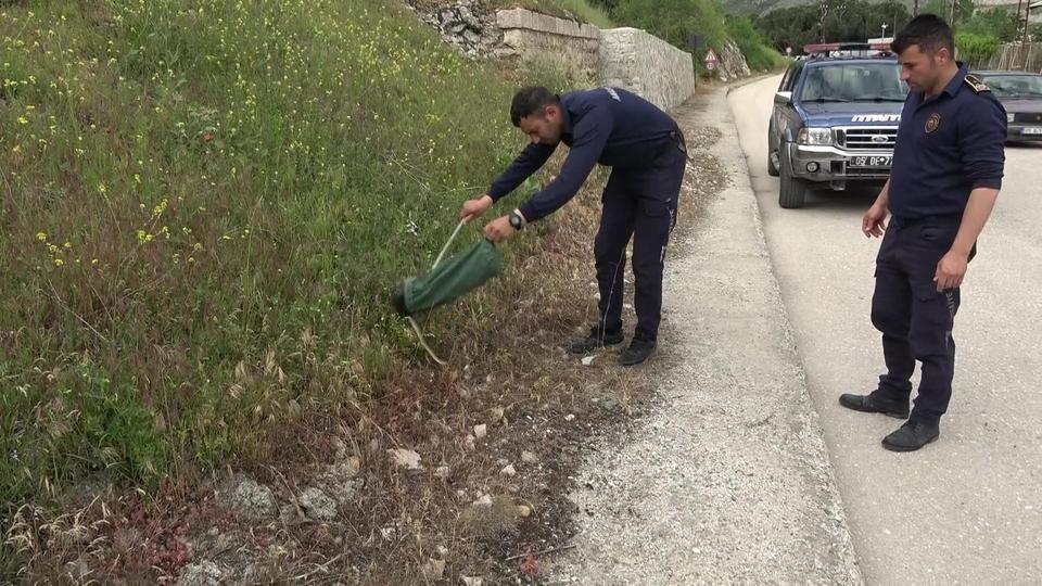 OTOMOBİLİN İÇİNE GİREN 1,5 METRELİK YILANI İTFAİYE ERLERİ YAKALADI