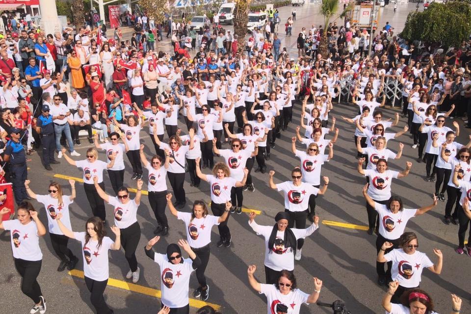 Efeler, asırlık Cumhuriyet'i coşkuyla kutladı