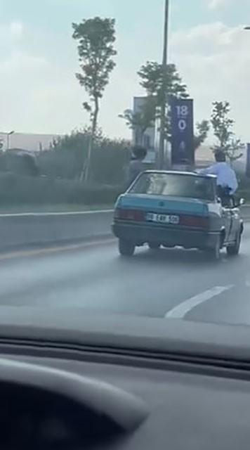 Seyir halindeki araçtan sarkarak hayatlarını hiçe saydılar