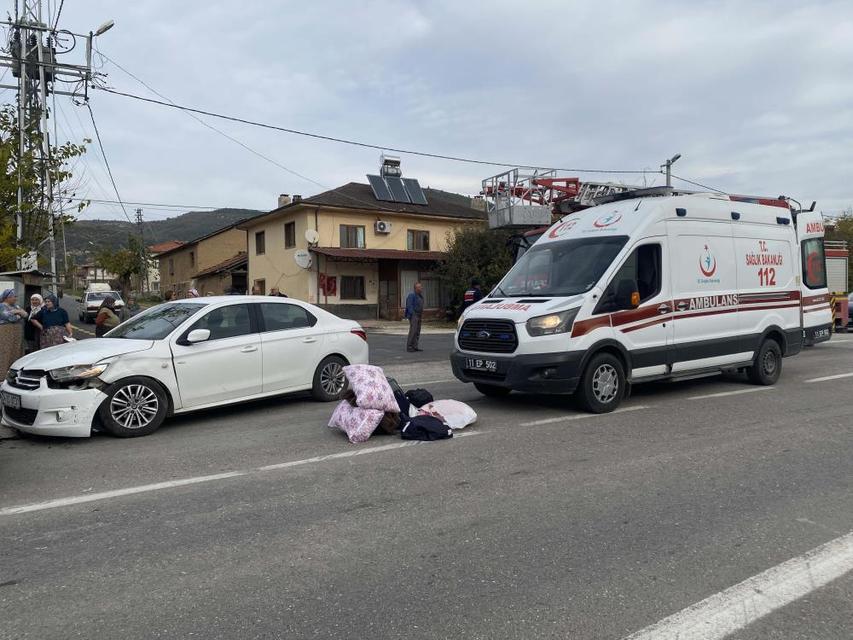 İki otomobil çarpıştı: 2'si çocuk 5 yaralı