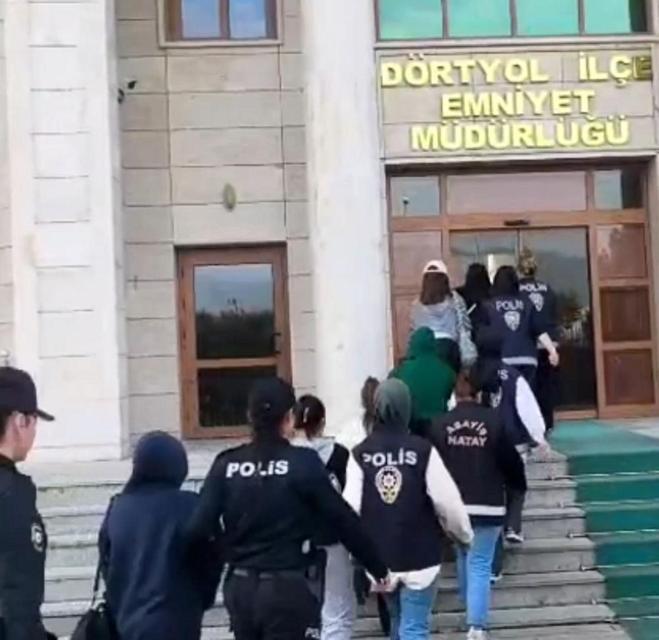 Masaj salonunda fuhşa sürüklenen 9 yabancı uyruklu kadın gizli bölmeden çıktı