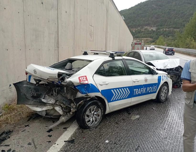 Trafik polisleri kazaya karıştı
