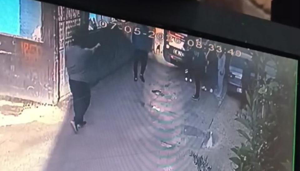 KALP KRİZİ VAKASINA GİDEN AMBULANSIN ANAHTARI KAYBOLDU, ÇAĞRILAN İKİNCİ AMBULANSLA GÖTÜRÜLDÜĞÜ HASTANEDE ÖLDÜ SAĞLIK GÖREVLİLERİNİN, HASTA YAKINLARININ VE KOMŞULARIN AMBULANSIN KAYBOLAN ANAHTARINI ARAMASI SANİYE SANİYE GÖRÜNTÜLENDİ