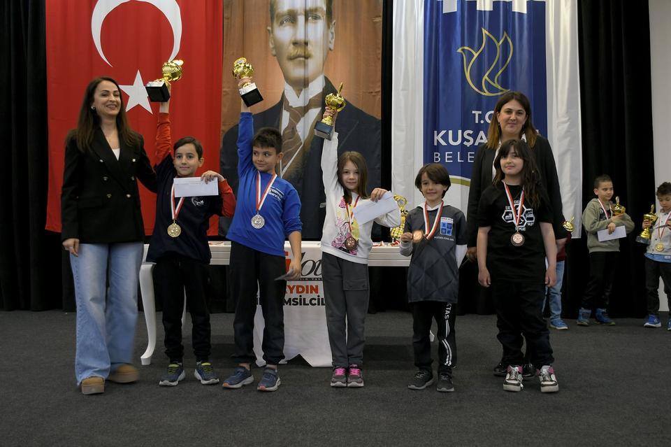 KUŞADASI'NDA SATRANÇ TURNUVASI HEYECANI YAŞANDI