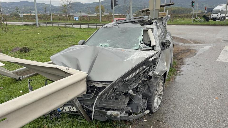 Otomobil kamyonete çarpıp bariyere girdi: 3 yaralı