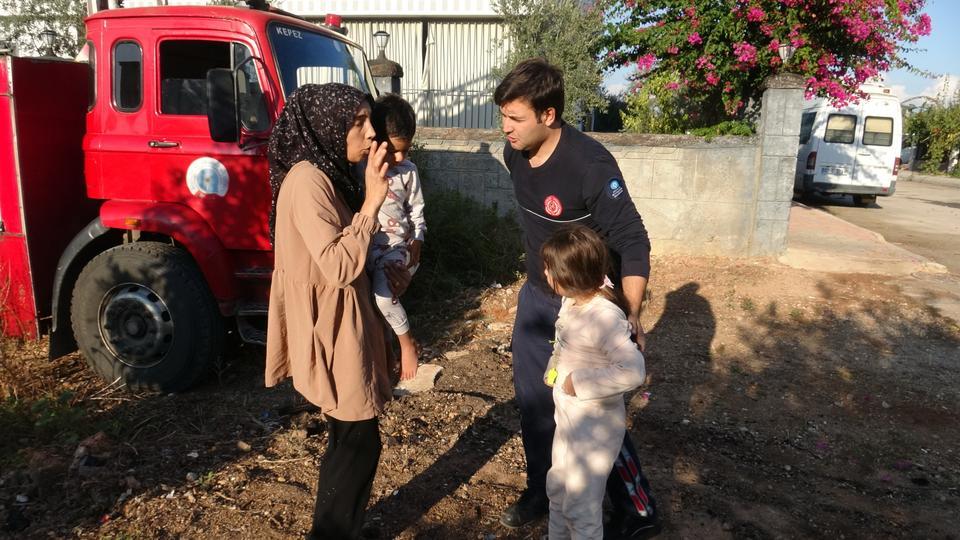 EVİN KAPI KİLİDİ ARIZALANDI, EVDE MAHSUR 2 ÇOCUĞU İTFAİYE KURTARDI