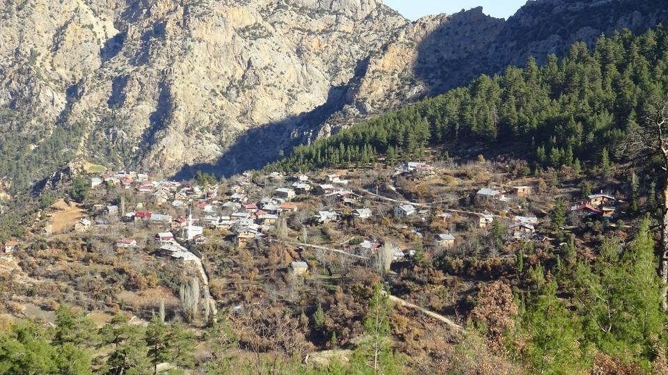 BU KÖYDE GÜNEŞ ANCAK SAAT 12.30'DA GÖRÜLEBİLİYOR KARAMAN'DA KUTUPLARI ARATMAYAN KÖYDE 2 AY BOYUNCA VATANDAŞLAR GÜN BOYU GÜNEŞİ SADECE 3 SAAT GÖRÜYOR