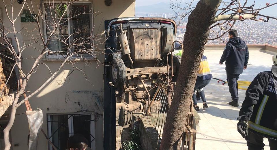 EVİN BAHÇESİNE UÇTU, DİK KALAN OTOMOBİLİNDE CAN PAZARI YAŞADI BAHÇEDE DİK KALAN OTOMOBİLDE SIKIŞAN ADAM İTFAİYE EKİPLERİNCE KURTARILDI