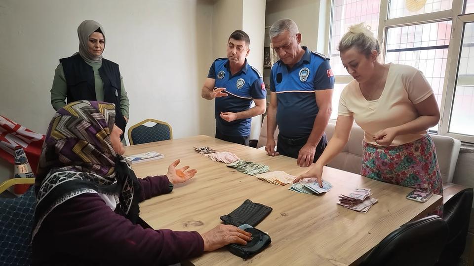 PARKTA DİLENEN YAŞLI KADININ ÜZERİNDEN DESTE DESTE PARA ÇIKTI BEŞ PARASIZ KALAN DİLENCİ BU KEZ ZABITADAN YARDIM İSTEDİ