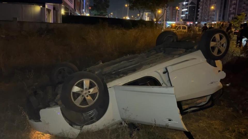 Direksiyon hakimiyetini kaybeden otomobil tarlaya uçtu: 5 yaralı