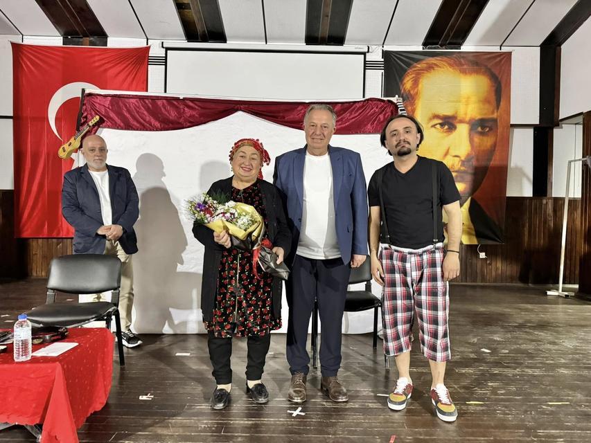 KARACASU'DA ÇOCUKLAR TİYATROYLA EĞLENDİ