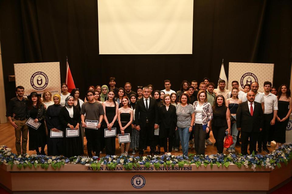 ADÜ’de şiir rüzgârı esti