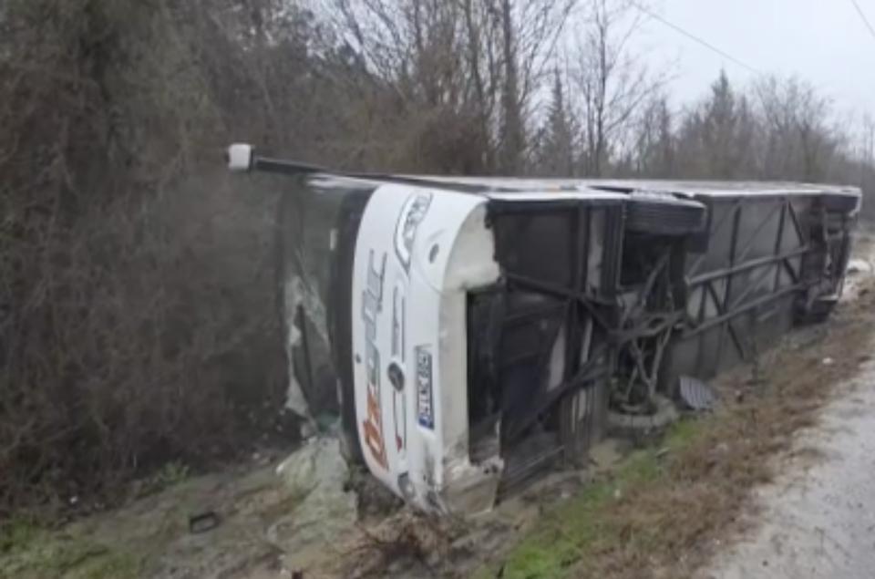 Otobüs devrildi: 3’ü polis 4 kişi yaralandı