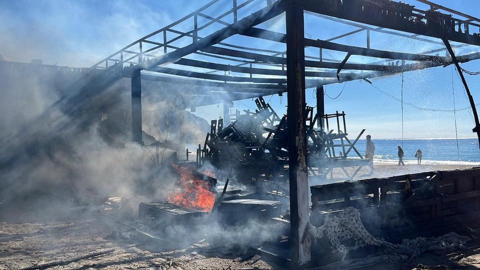 Plaj büfesi alev alev yandı