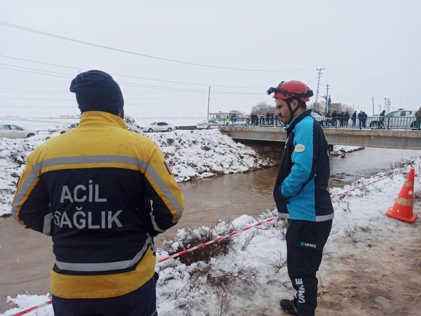 Feci kaza: Araç tahliye kanalına devrildi, 4 kişi hala bulunamadı