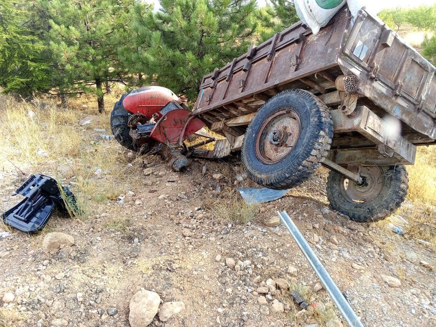 YOLCU OTOBÜSÜ İLE TRAKTÖR ÇARPIŞTI: 1 ÖLÜ 1 YARALI