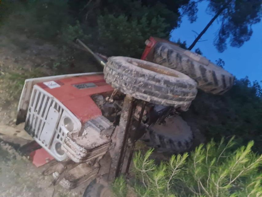 Devrilen traktörün sürücü yaralandı