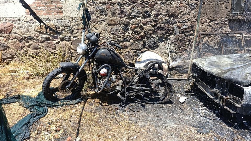 AYVACIK'TA PARK HALİNDEKİ OTOMOBİL İLE MOTOSİKLET YANDI