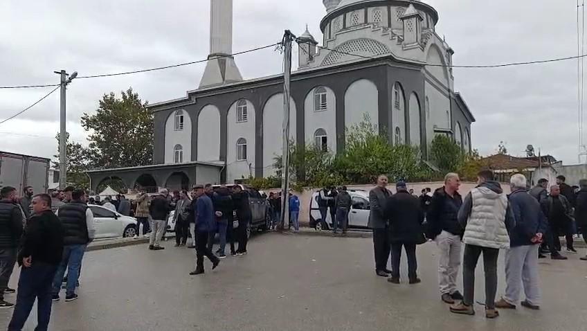 Kanalizasyon çukuru kazarken göçük altında kalan iki kardeş toprağa verildi