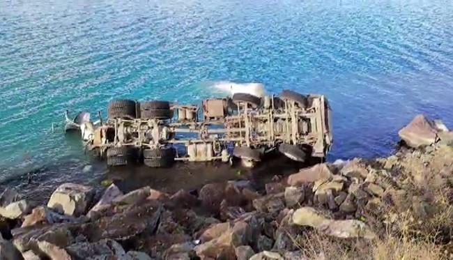 Beton mikseri göle uçtu: 1 yaralı