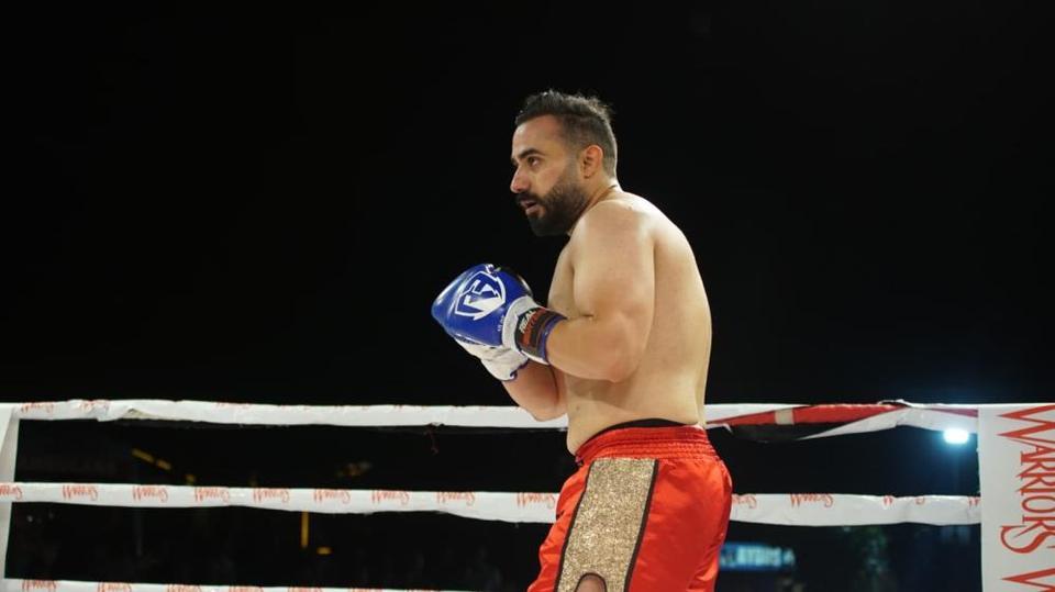 Polis memuru kick Boksta Pakistanlı rakibini nakavt ederek şampiyon oldu