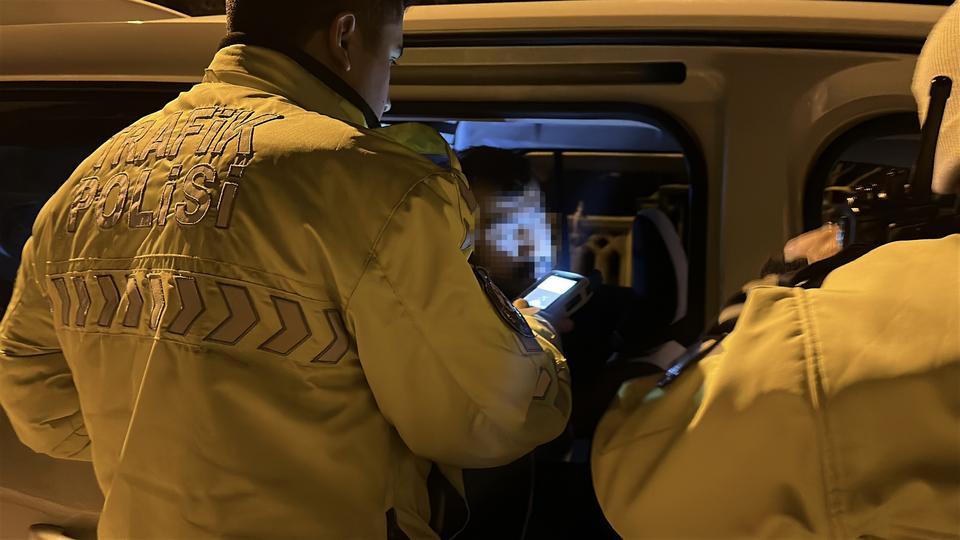 ÜÇÜNCÜ KEZ ALKOLDEN YAKALANMAMAK İÇİN POLİSİN ÜSTÜNE ARAÇ SÜRÜP KAÇTI, YARIM MİLYON LİRA CEZA YEDİ POLİSİN ÜSTÜNE ARAÇ SÜRDÜĞÜNÜ KABUL ETTİ, 'BAŞKA ÇAREM YOKTU' DİYEREK KENDİSİNİ SAVUNDU