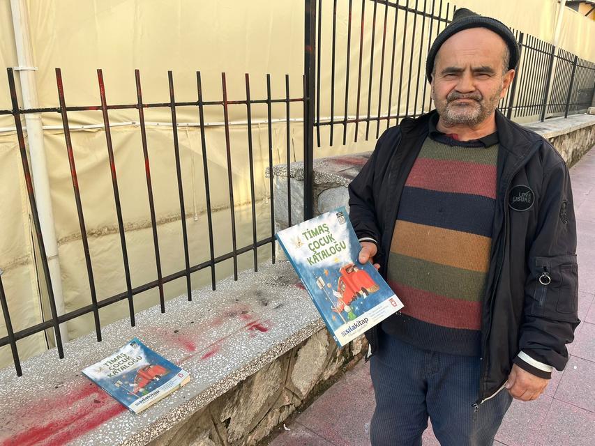 ÇÖPE ATILAN KİTAP VE GİYSİLERİ TOPLAYIP İHTİYAÇ SAHİPLERİNE ULAŞTIRIYOR