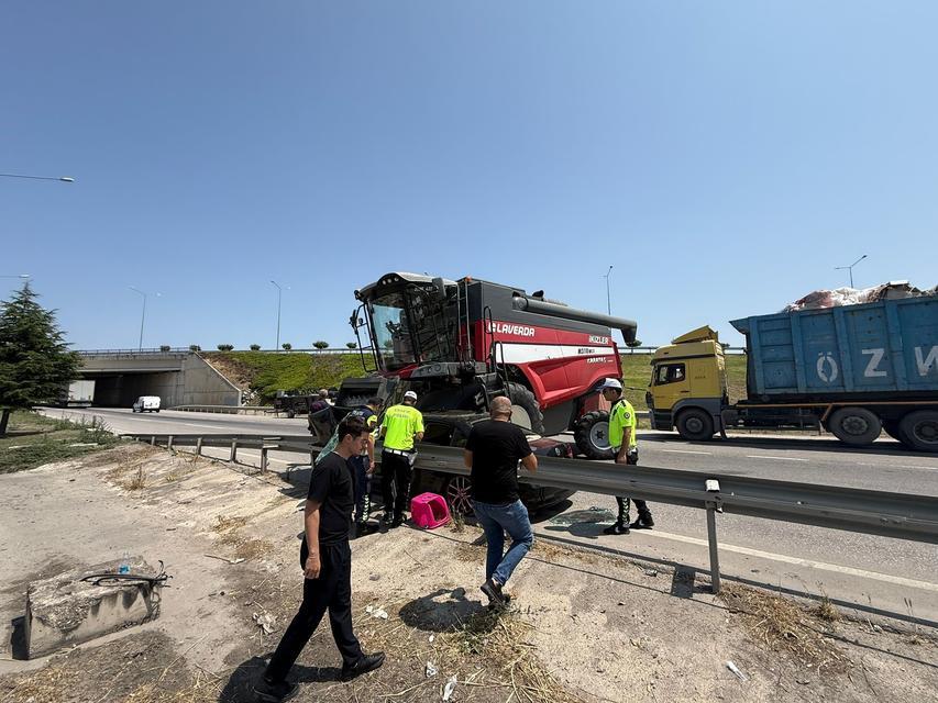 Otomobil freni kilitlenen biçerdöverin altına girdi