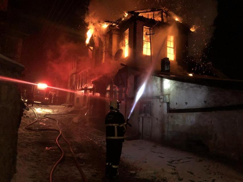 Üç katlı tarihi konak yangında küle döndü