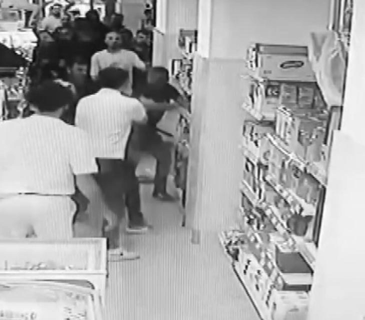 Eski kız arkadaşına saldırdı, ayırmak isteyen kişiyi bıçakladı