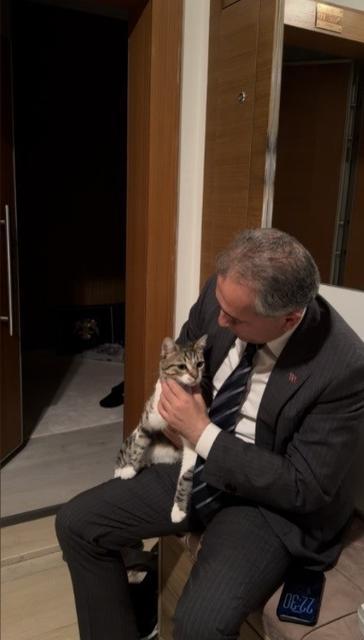 EVİN ANAHTARI ARABADA KALDI, KAPIYI 'FRED' AÇTI