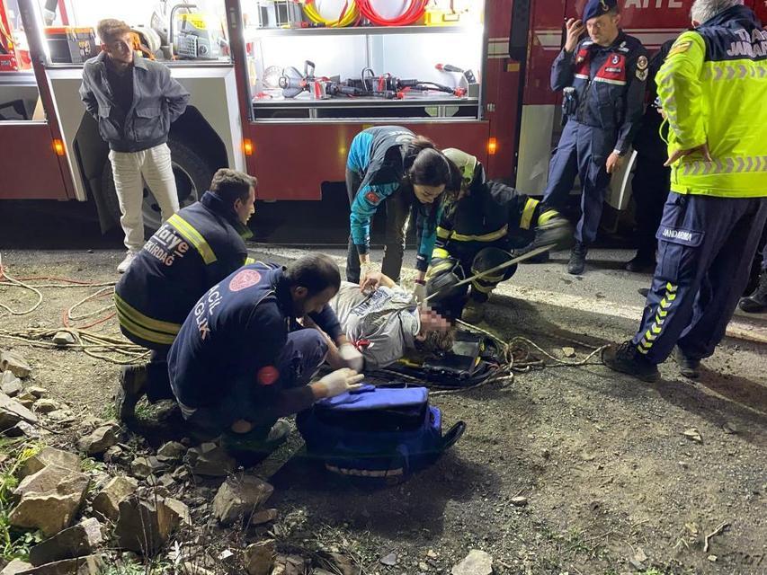 Otomobil uçurumdan deniz kıyısına yuvarlandı: Yaralılar var