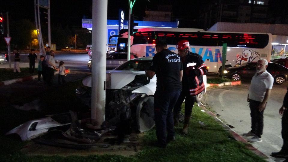 OTOMOBİL, TRAMBÜS DİREĞİNE ÇARPTI: YARALI SÜRÜCÜ AMBULANSTAN KAÇTI