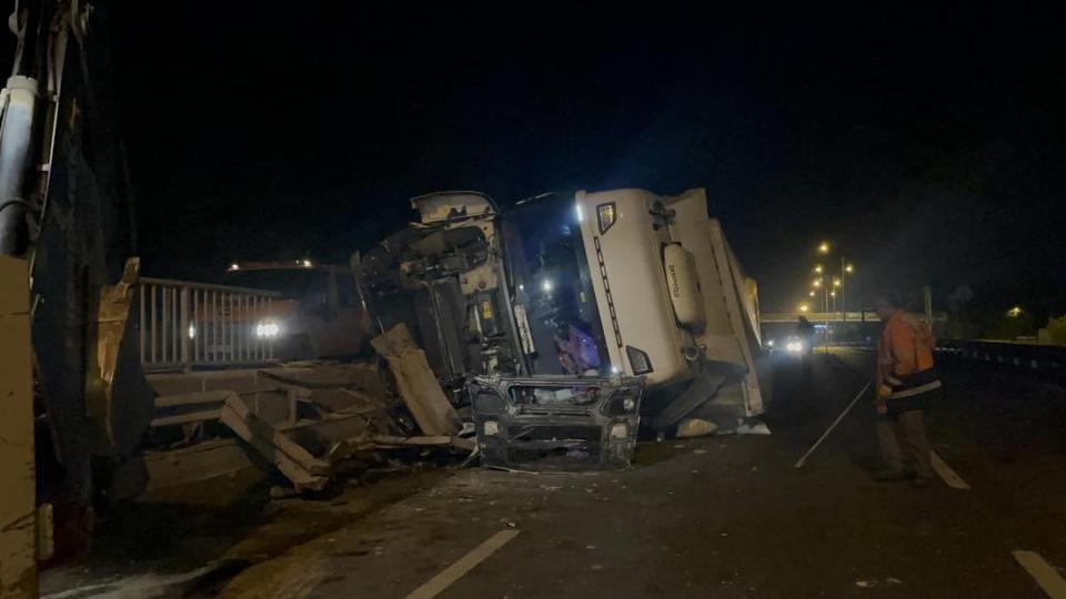 Kontrolden çıkan tır yan yatarak durabildi