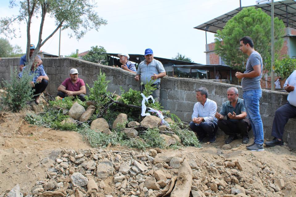 İKİ AY ÖNCE NEJLA'NIN EVLİLİĞİ İÇİN TOPLANAN SEVENLERİ, BU DEFA CENAZESİ İÇİN TOPLANDI KOCASI TARAFINDAN KESİLEREK HUNHARCA ÖLDÜRÜLEN NEJLA GELİN, GÖZYAŞLARI ARASINDA TOPRAĞA VERİLDİ NEJLA'NIN ANNESİ VE BABASI KATİLİN EN AĞIR ŞEKİLDE CEZALANDIRILMASINI İSTERKEN, BAZI YAKINLARI İSE KATİL DAMADIN EVLİLİĞİNE İZİN VEREN HEKİMLERE TEPKİ GÖSTERDİ