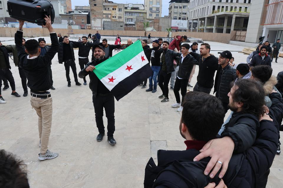 ESAD ÜLKEYİ TERK ETTİ ADANA'DAKİ SURİYELİLER KUTLAMA YAPTI SURİYELİ BİR GENÇ," TÜRKİYE'Yİ ÖZLEYECEĞİM ÜLKEMİZE DÖNMENİN VAKTİ GELDİ"