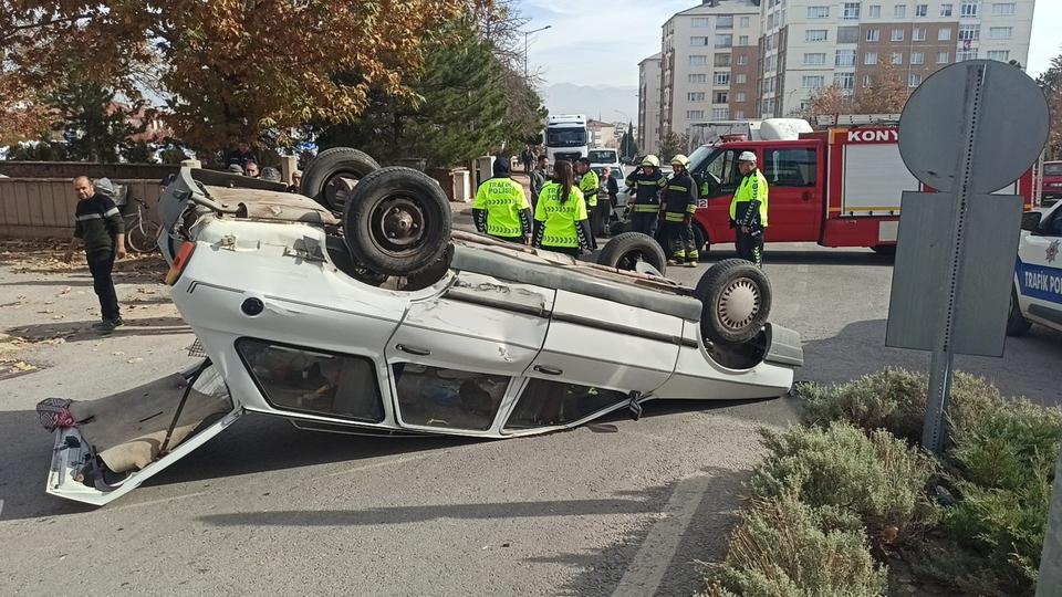 TAKLA ATAN OTOMOBİLDEKİ DEDE TORUN YARALANDI