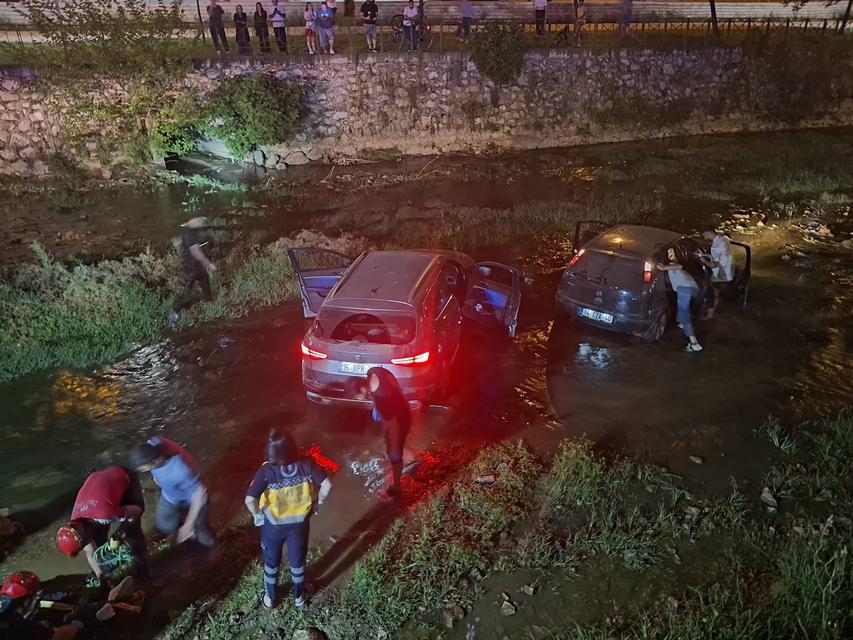 Makas atan otomobille birlikte iki araç dereye uçtu
