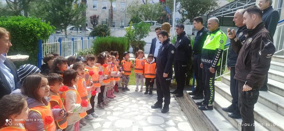 Bozdoğan'da polis ekipleri minikleri ağırladı