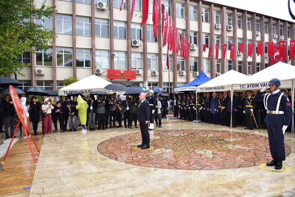 Aydın'da 29 Ekim kutlamaları çelenk sunumuyla başladı