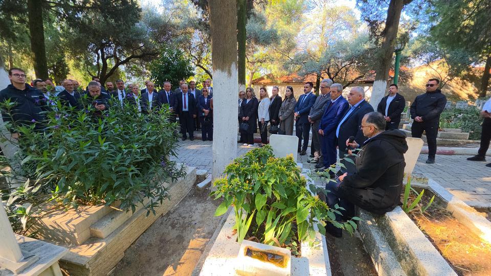 TÜRKİYE'NİN İLK KADIN MUHTARI GÜL ESİN MEZARI BAŞINDA ANILDI