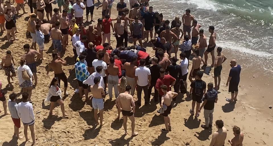 Denize giren 4 kişiden biri ağır yaralandı, bir kişiyi arama çalışmaları devam ediyor