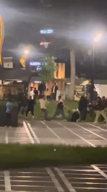 İki grup arasındaki tekmeli yumruklu kavga kameraya yansıdı