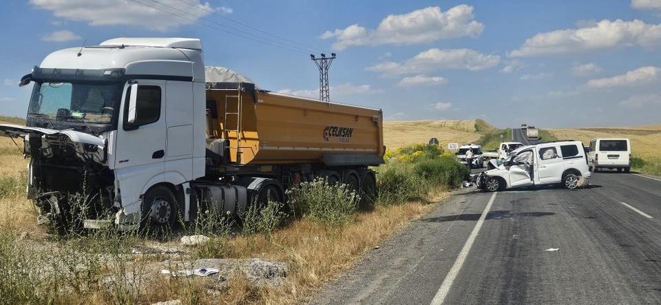 Kamyonla kamyonet kafa kafaya çarpıştı: 2 ölü, 2 yaralı