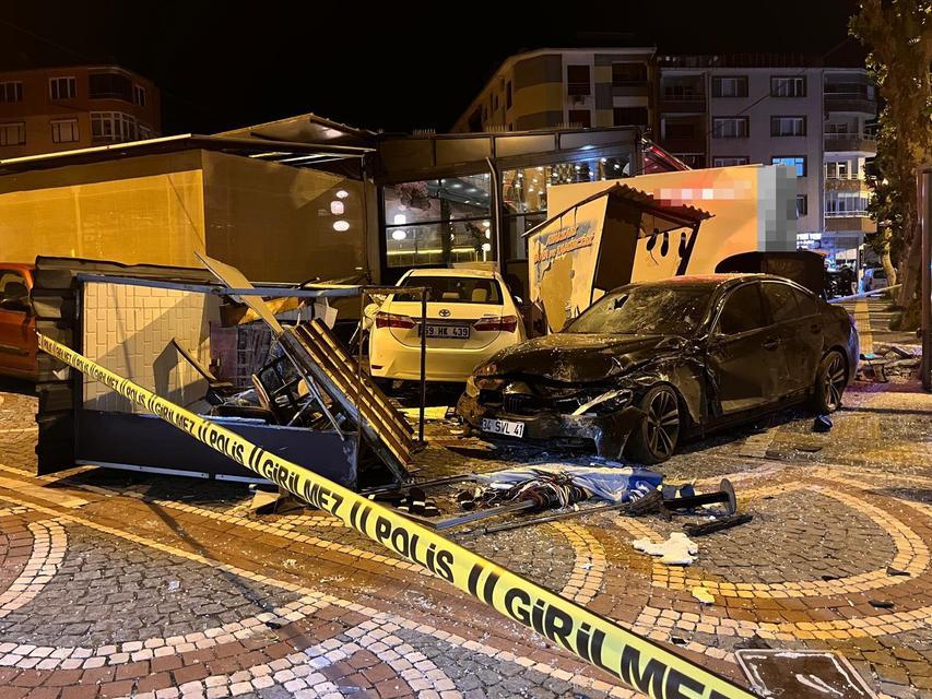 Kontrolden çıkan otomobil otobüs durağına çarptı