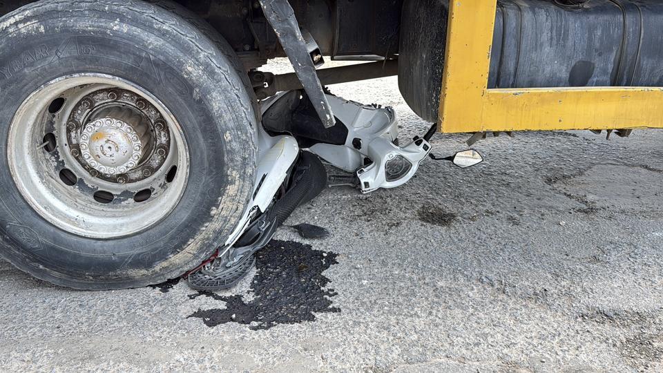 Motosiklet vincin altında kaldı