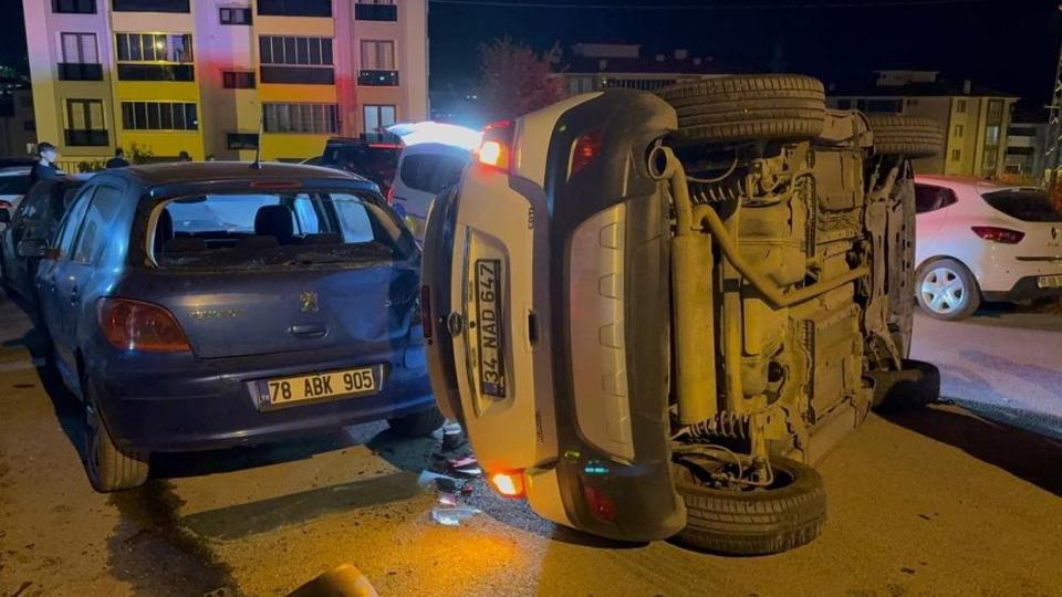 Yan yatan otomobilin altında kalmaktan son anda kurtuldu