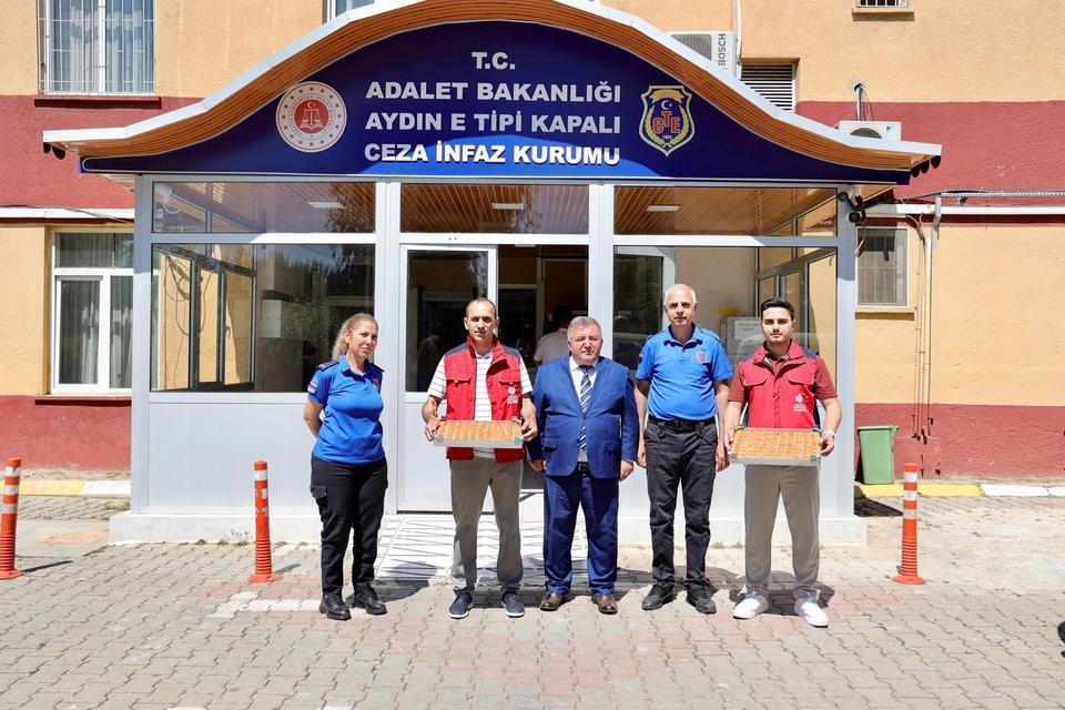 Aydın’da mahkumlara cevizli baklava ikram edildi