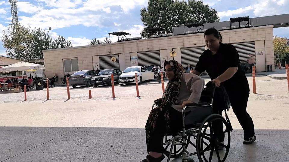 Genç kadını yılan ısırdı, hastanelik oldu