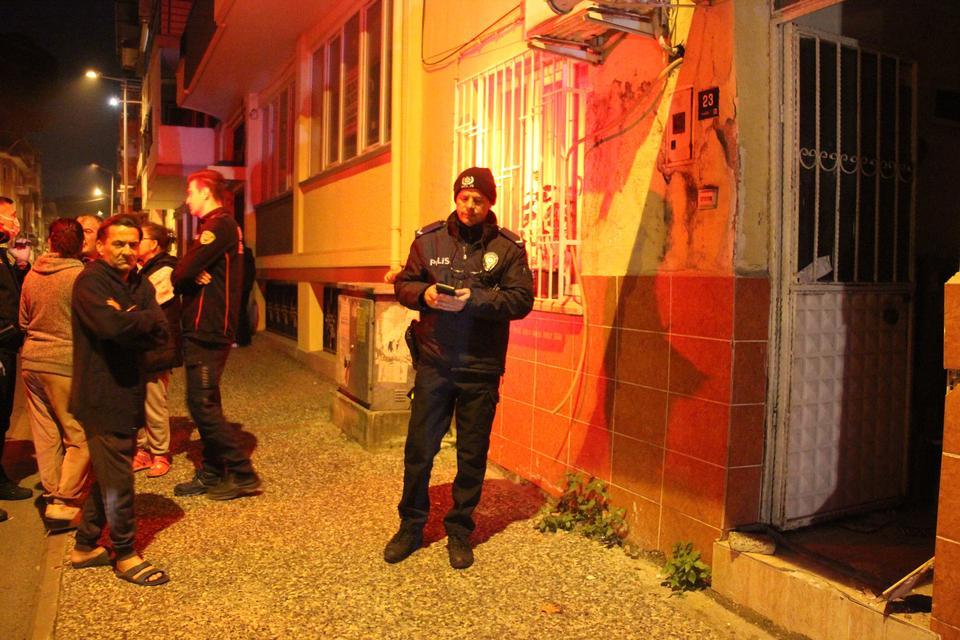 KOMŞULARININ BİR HAFTADIR HABER ALAMADIĞI ŞAHIS EVİNDE ÖLÜ BULUNDU EVİN KAPISI AÇILINCA SOKAĞI KÖTÜ KOKU KAPLADI